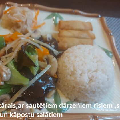 Veğetărais,ar sautētiem dārzeńiem rīsiem ,spring rolls  un kāpostu salātiem
